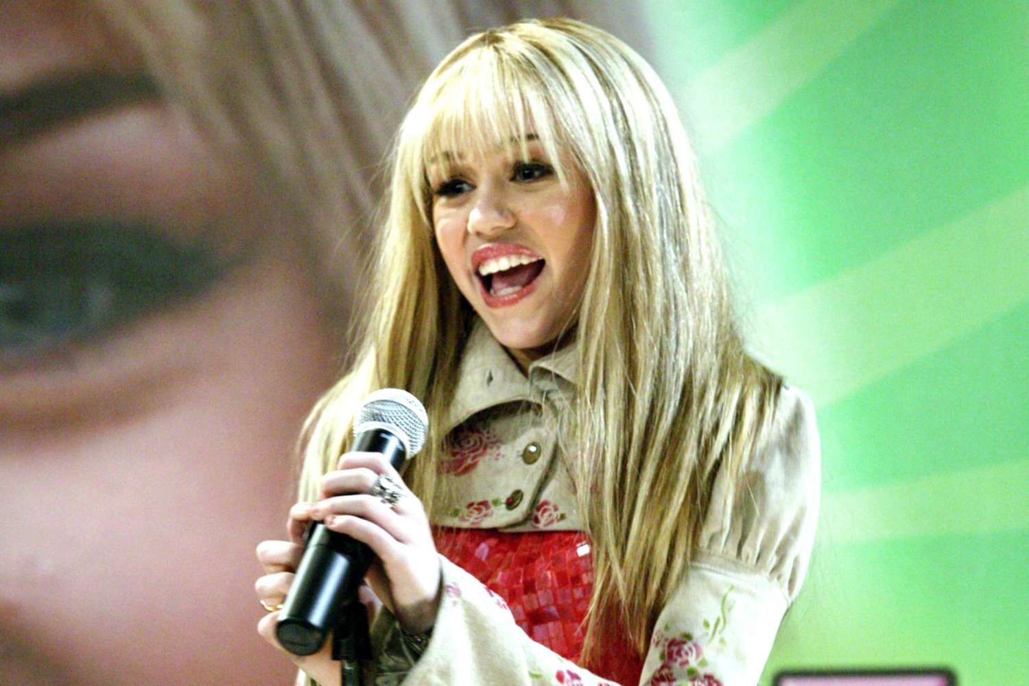 Miley Cyrus anuncia surpresa para os 20 anos de "Hannah Montana"