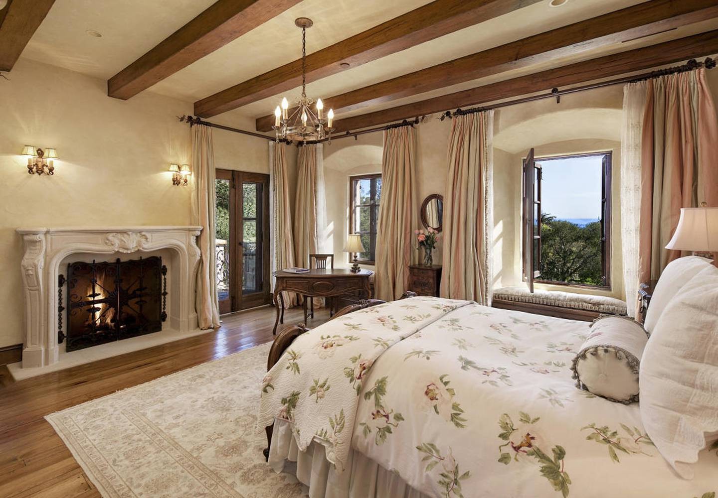 Um dos quartos da mansão Harry e Meghan — Foto: Divulgação