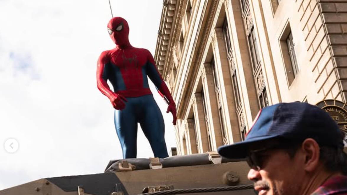 'Homem-Aranha: Um Novo Dia': Tom Holland confirma uniforme INSPIRADO nos trajes de Tobey Maguire e Andrew Garfield