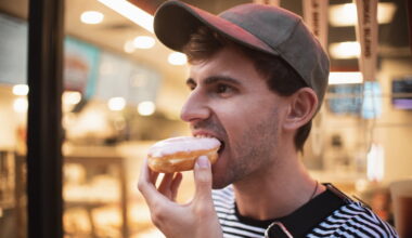 Homem a comer um donut