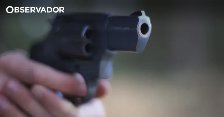 Jogo de futebol interrompido devido a alegados disparos – Observador