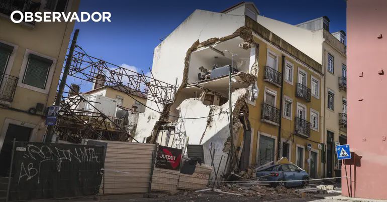 Queda de parede de prédio desaloja 16 pessoas – Observador