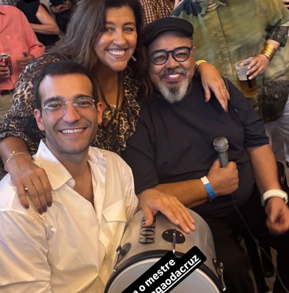 Humberto Carrão comemora aniversário com festa e roda de samba no centro do Rio de Janeiro
