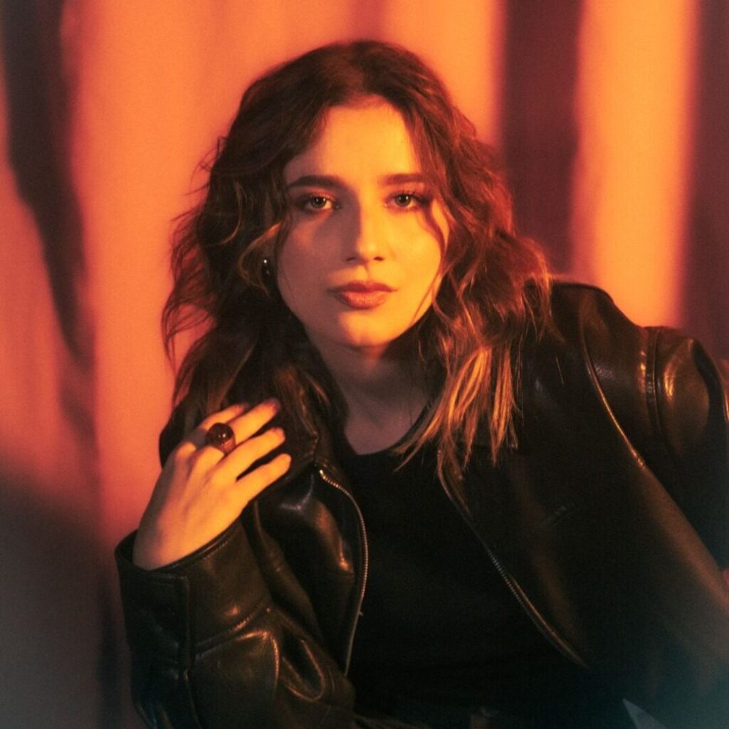 Giana Althaus consolida carreira na TV e em redes sociais
