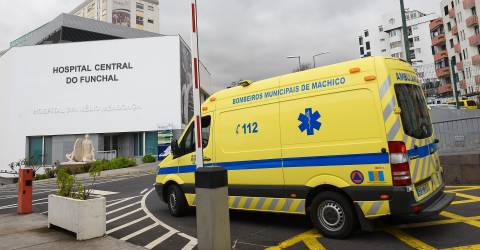Turista despista-se de moto contra uma parede no Caniçal