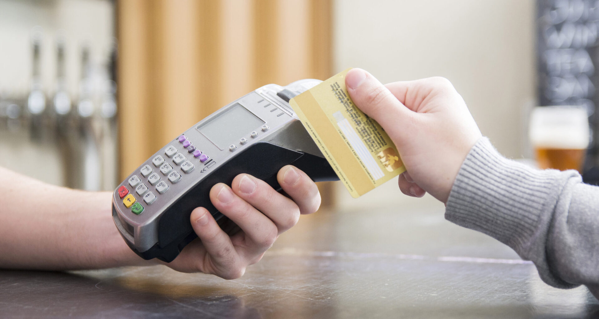 Há uma nova burla com cartões contactless (sem PIN) que pode esvaziar a sua conta: veja como se proteger