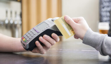 Há uma nova burla com cartões contactless (sem PIN) que pode esvaziar a sua conta: veja como se proteger