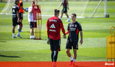Sudakov acarinhado na casa nova - Benfica