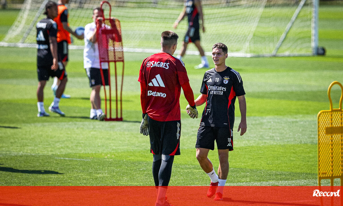 Sudakov acarinhado na casa nova - Benfica