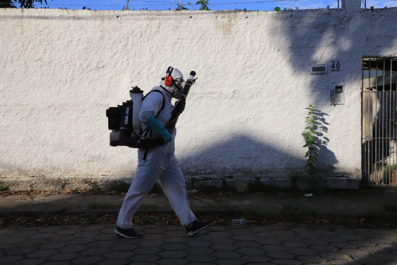 Inseticida aplicado para conter avanço da dengue em Tubarão