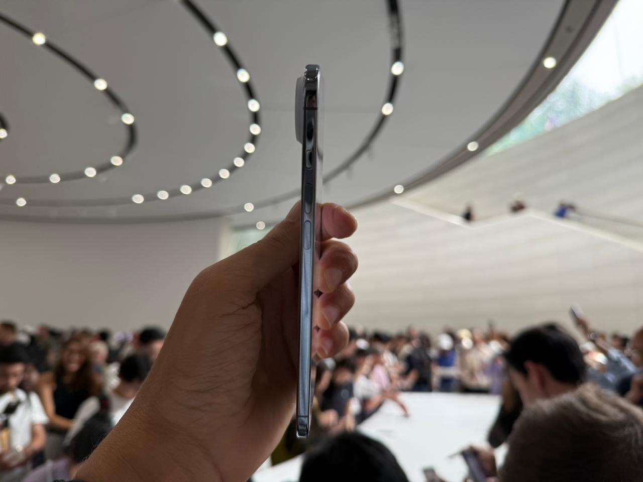 Iphone Air é tão fino e leve que você quase nem sente na mão — Foto: Bruno Rosa