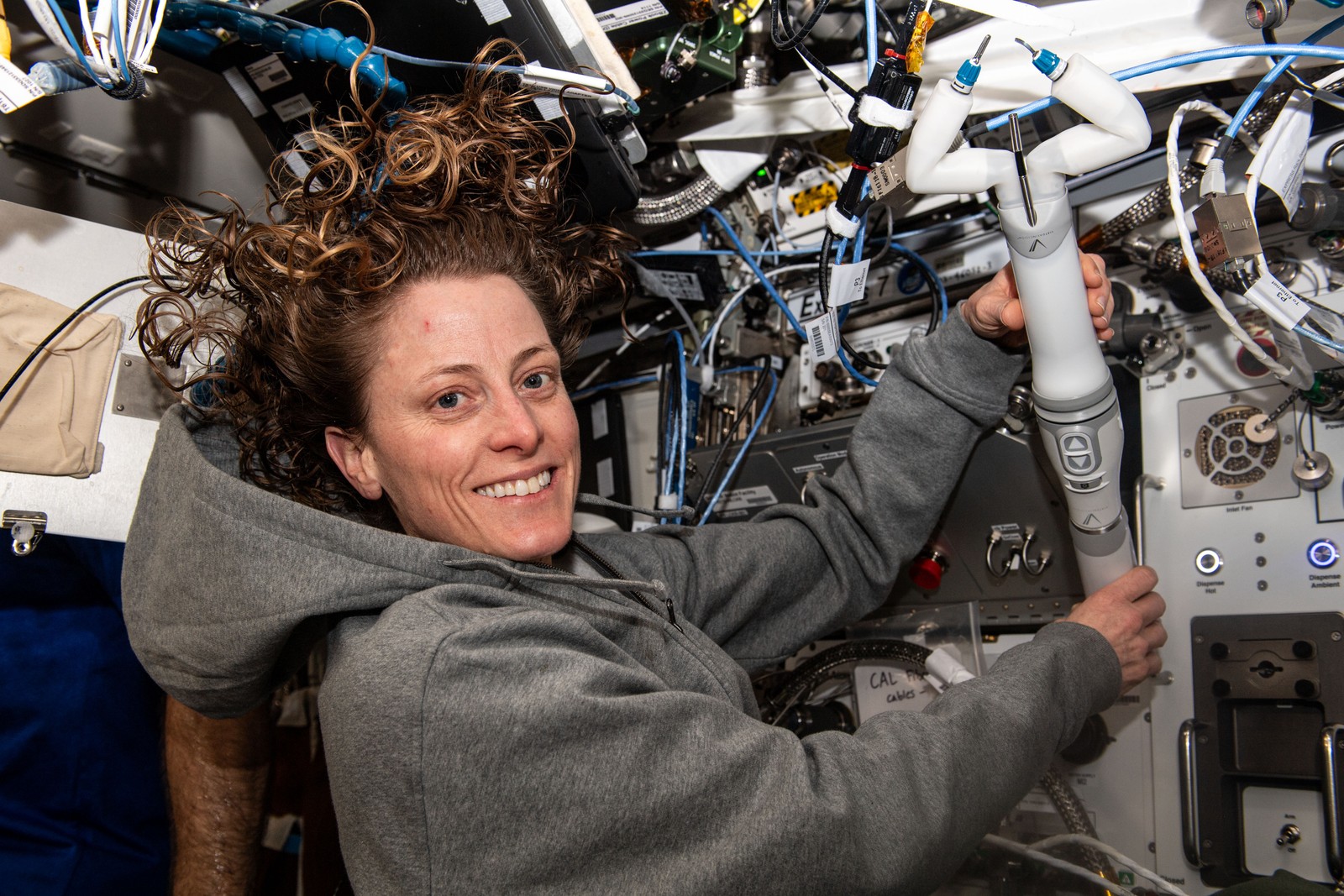Loral O'Hara realiza a demonstração de cirurgia robótica — Foto: NASA/Divulgação