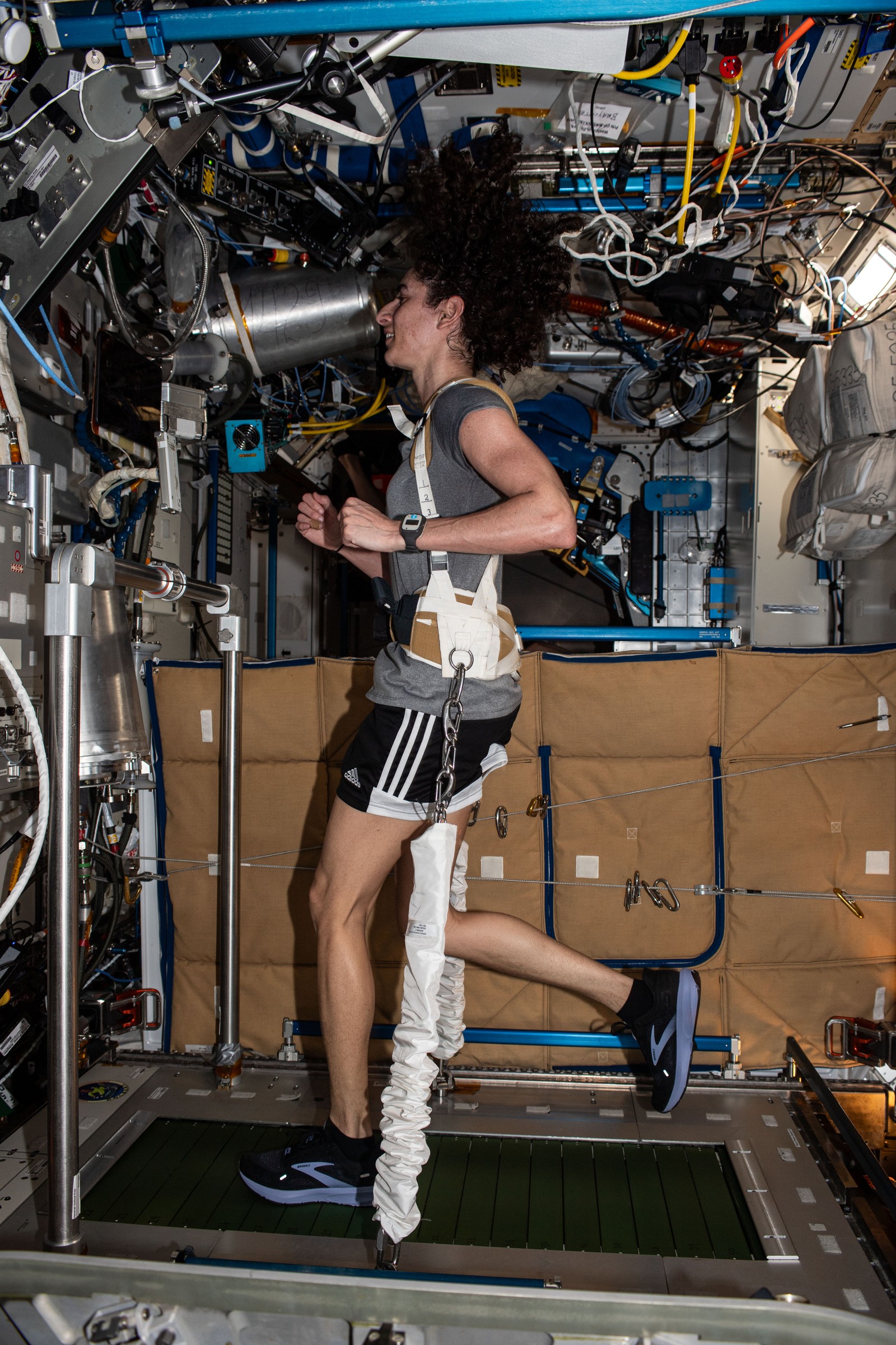 Jasmin Moghbeli corre no sistema de esteira T2 na estação espacial — Foto: NASA/Divulgação