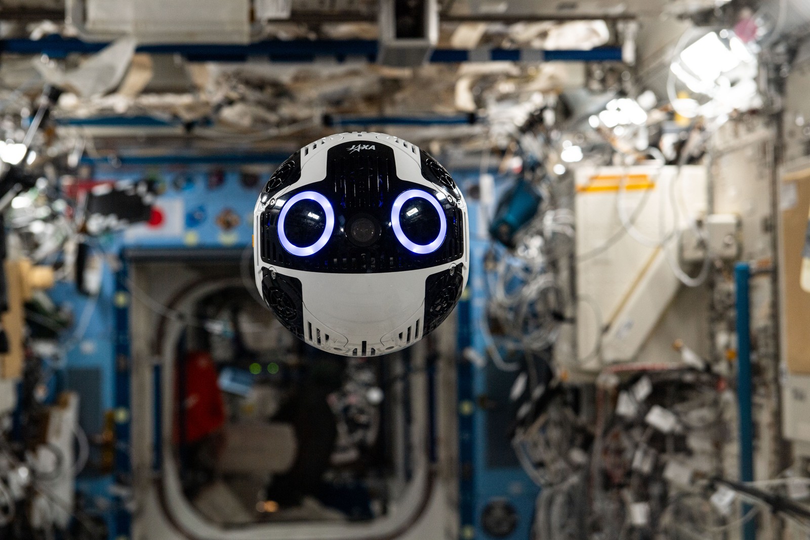 Testes de uma câmera robótica de voo livre que pode manobrar e navegar autonomamente a bordo da estação espacial para coletar vídeos e imagens — Foto: NASA/Divulgação