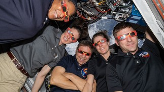 Astronautas usam óculos de proteção para os olhos em eclipse solar — Foto: NASA/Divulgação