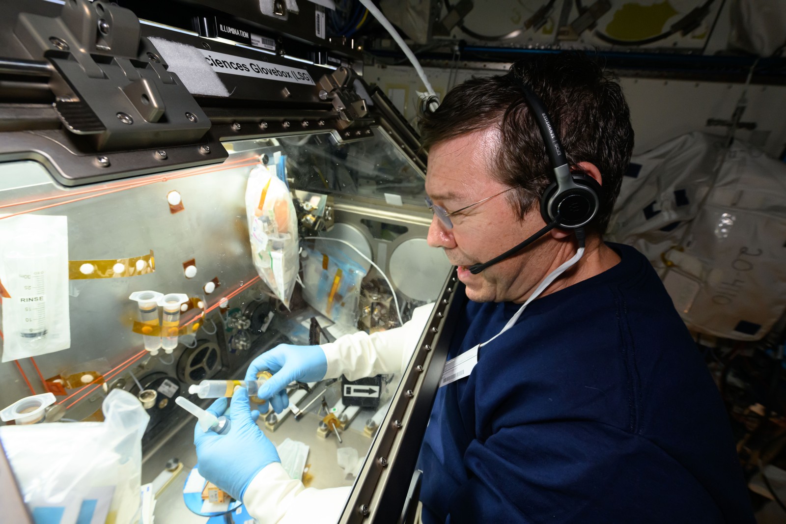 O astronauta Mike Barratt processa amostras de células neurais de pacientes com Alzheimer, Parkinson e esclerose múltipla — Foto: NASA/Divulgação