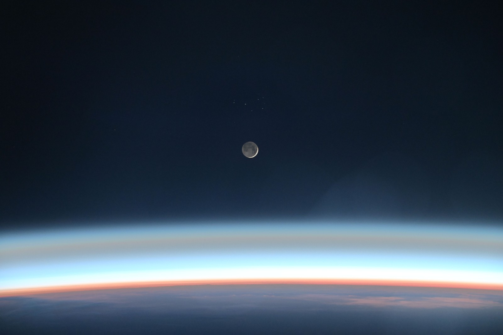 Matt Dominick, a bordo da estação espacial, capturou este crescente lunar iluminado pelo Sol — Foto: NASA/Divulgação
