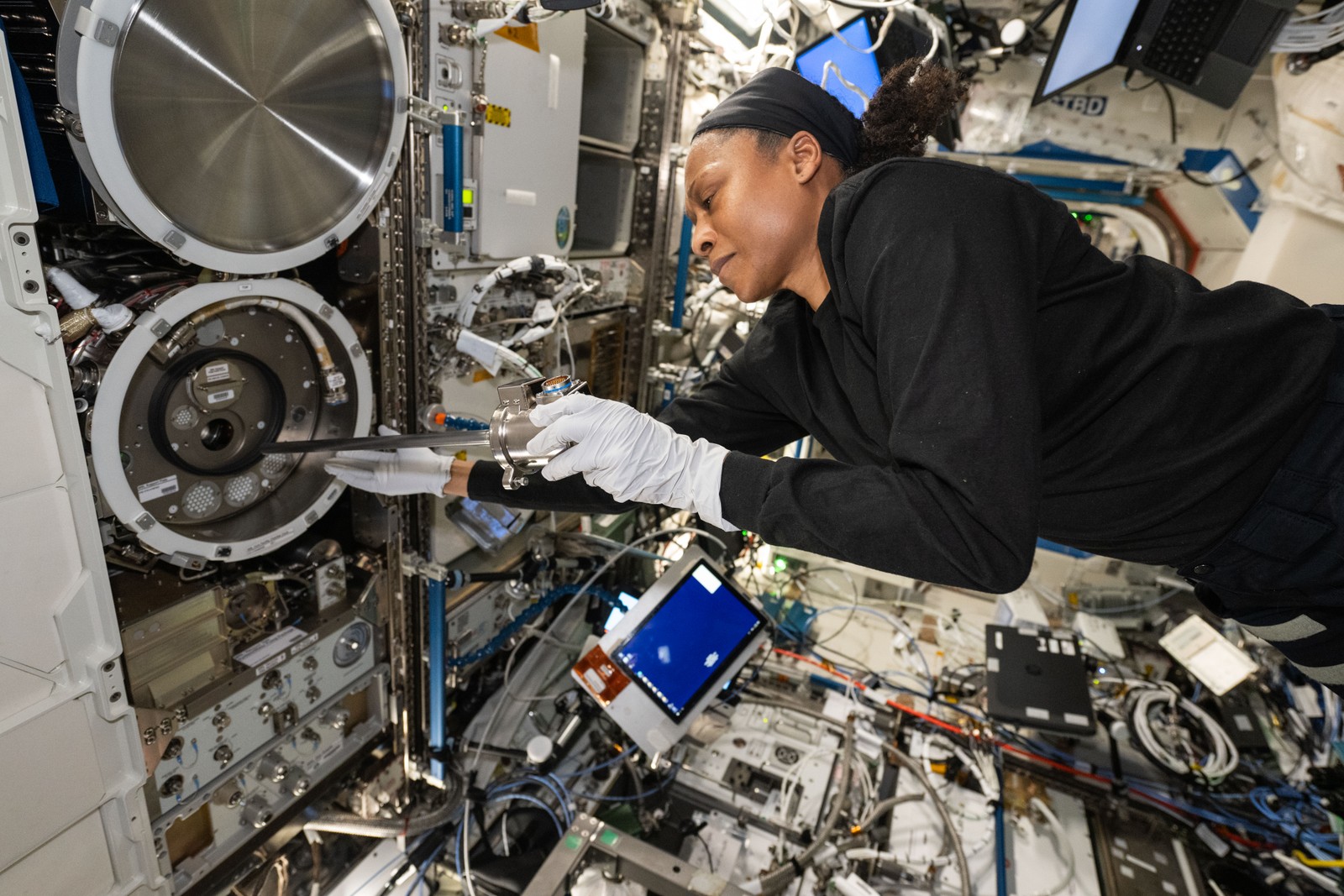 Jeanette Epps trabalha no Laboratório de Ciência de Materiais — Foto: NASA/Divulgação