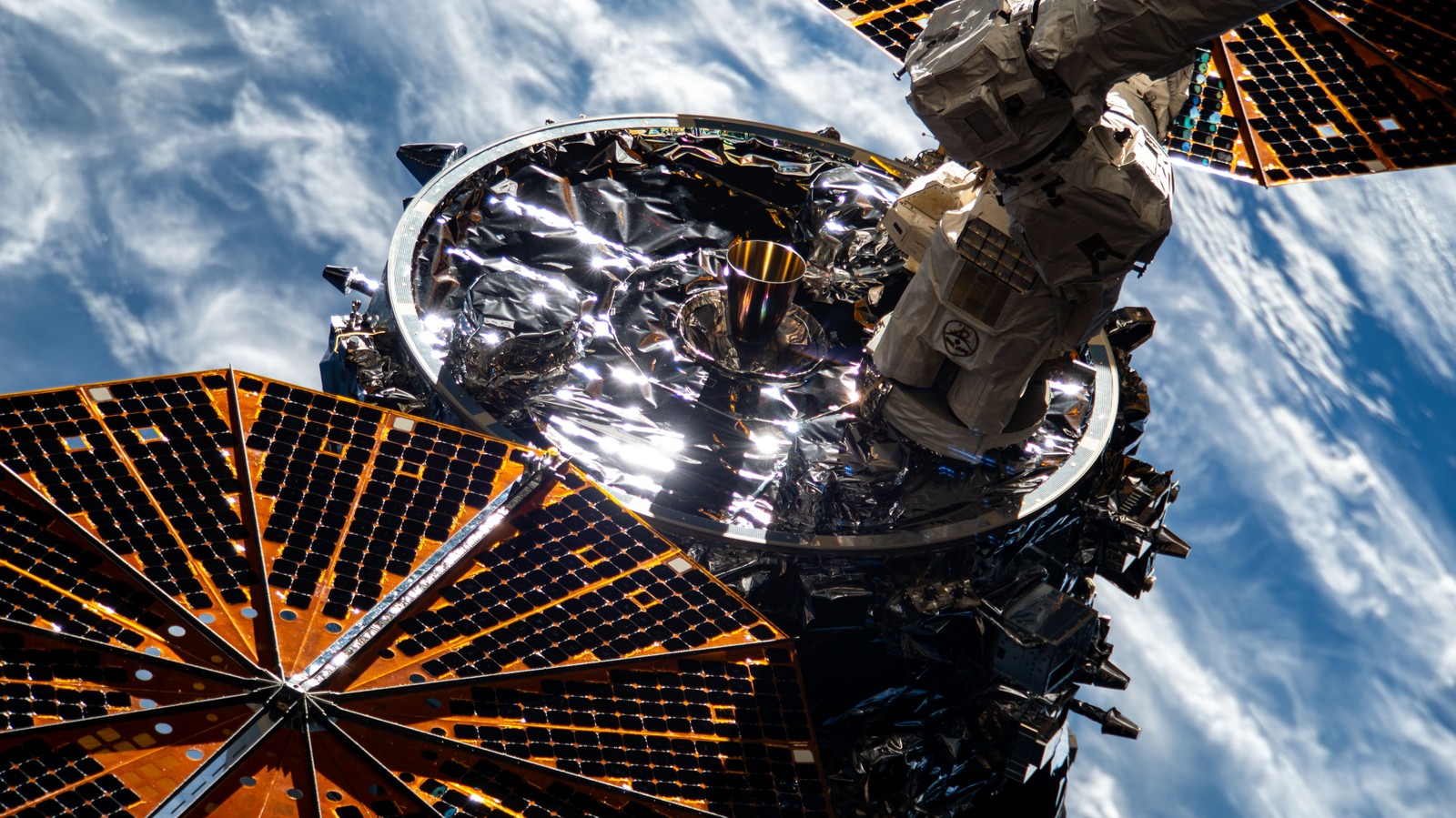 Depois de ficar atracada na estação por cinco meses e meio, a nave de carga foi liberada na órbita da Terra — Foto: NASA/Divulgação