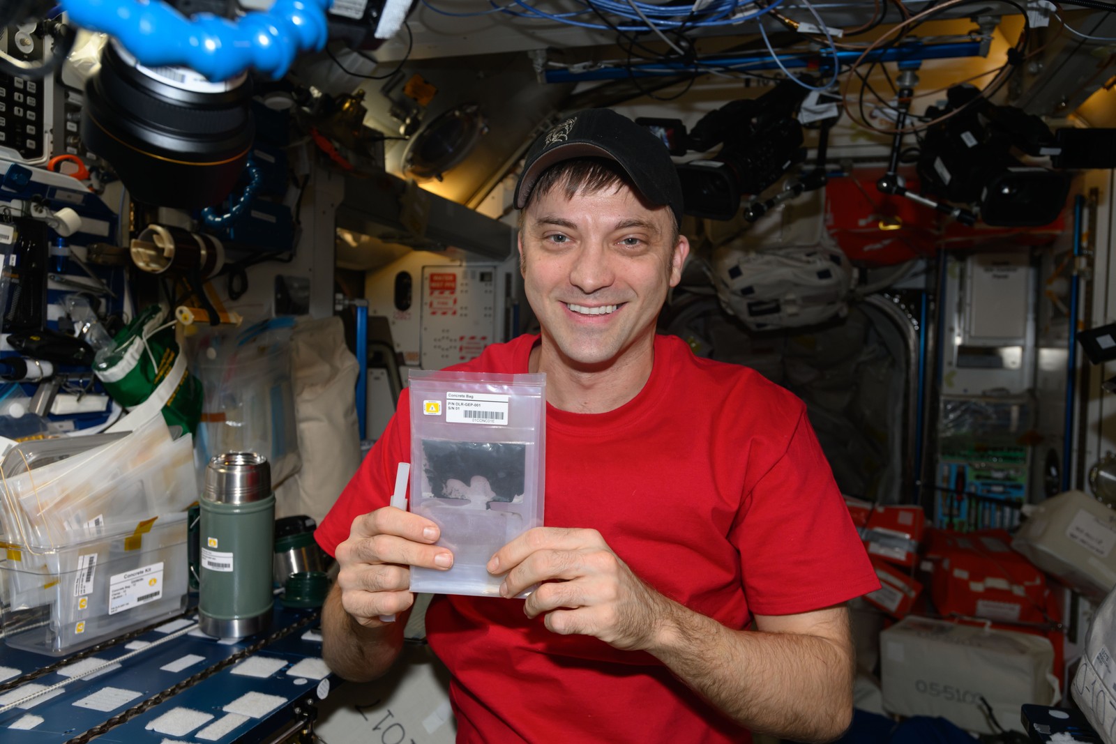 O astronauta da NASA Matthew Dominick segura um saco de solo lunar e outros materiais misturados — Foto: NASA/Divulgação