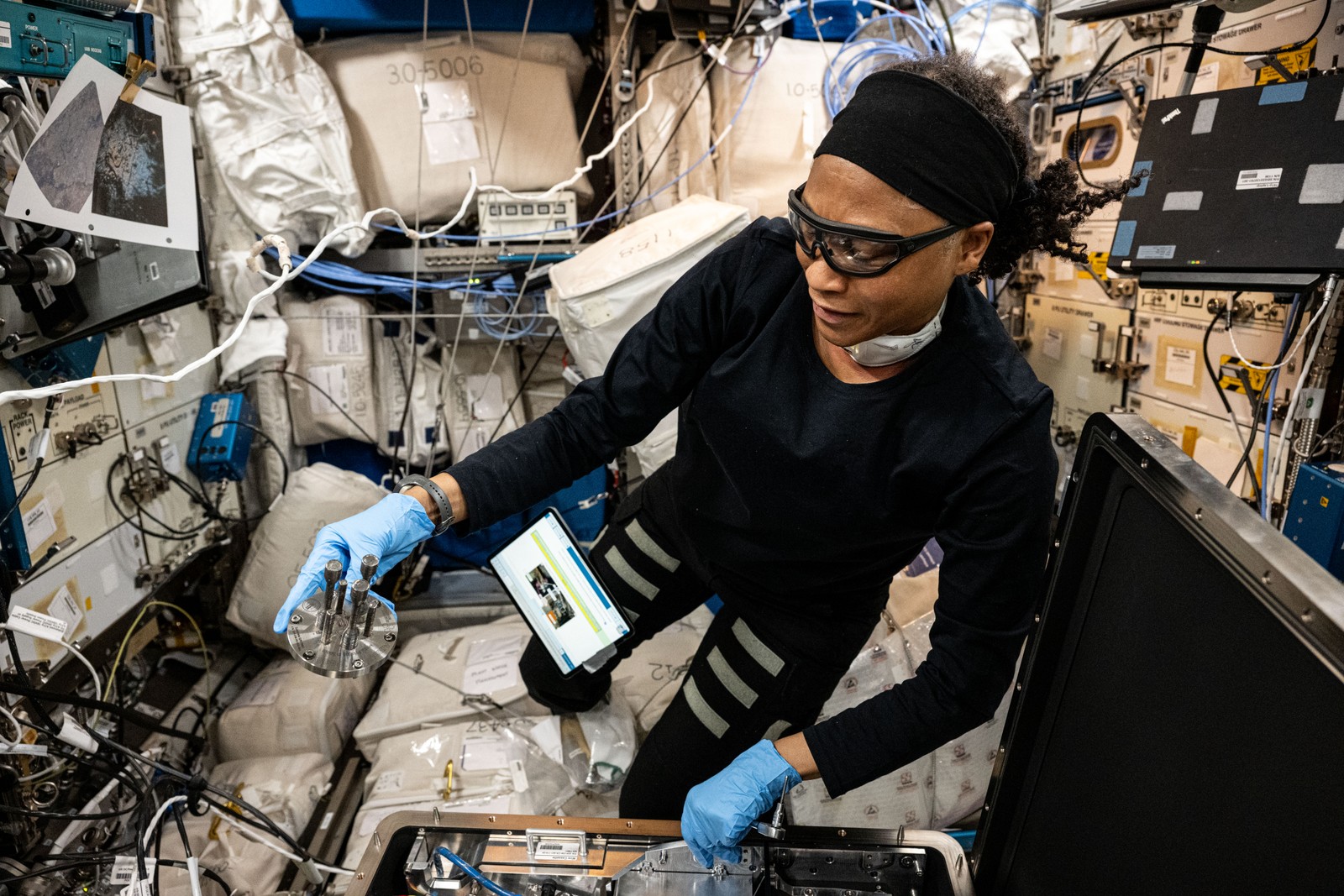 A astronauta Jeanette Epps imprime amostras de aço inoxidável — Foto: NASA/Divulgação