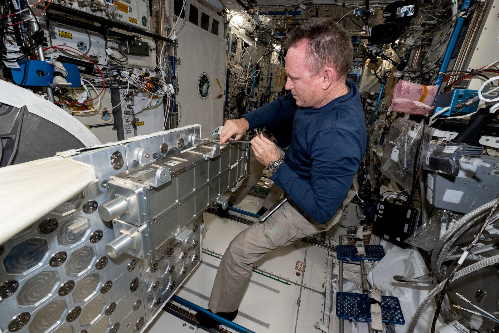 O astronauta Butch Wilmore verifica as configurações do CubeSat — Foto: NASA/Divulgação