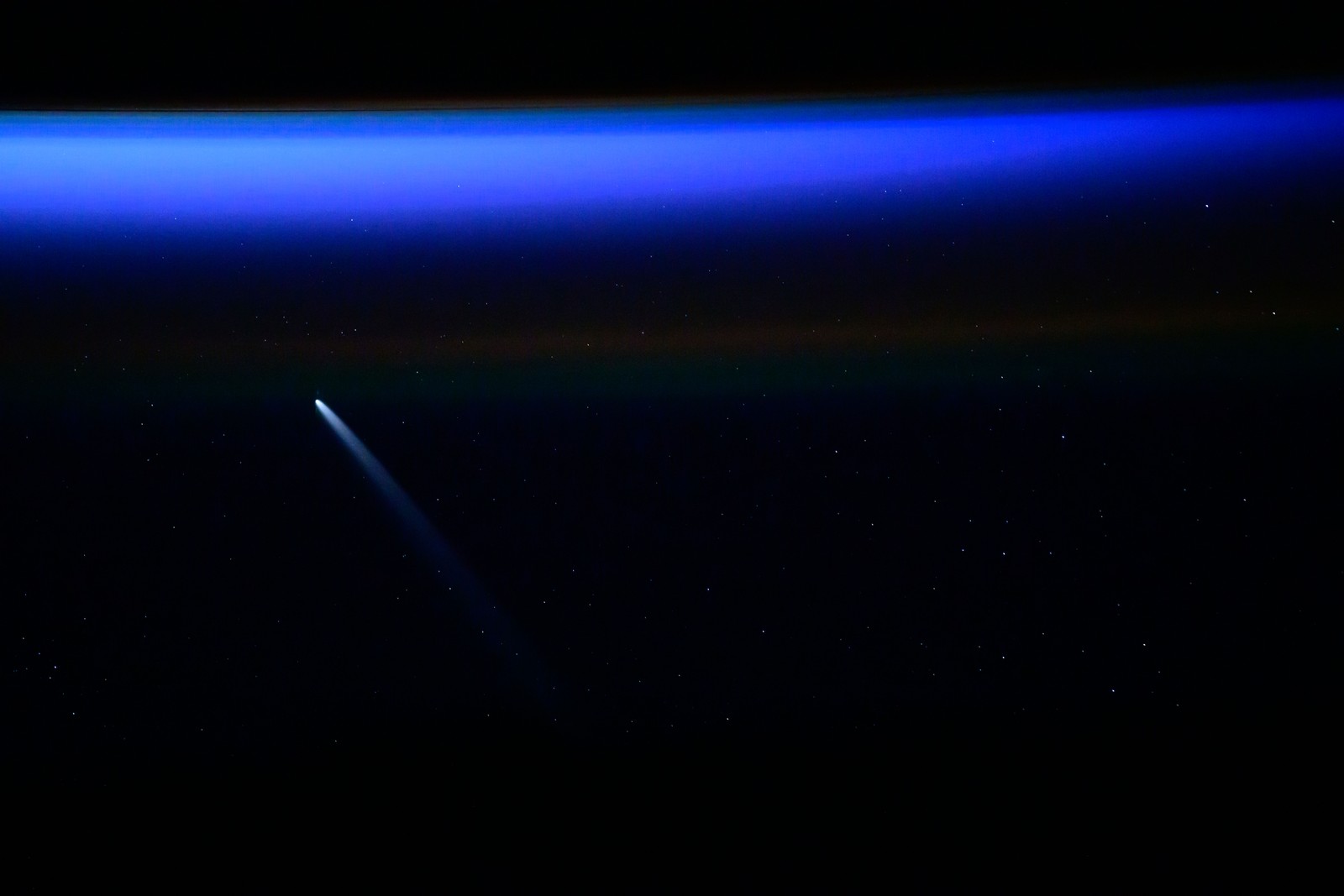 Um cometa se aproximando a 44 milhões de milhas de distância da Terra — Foto: NASA/Divulgação