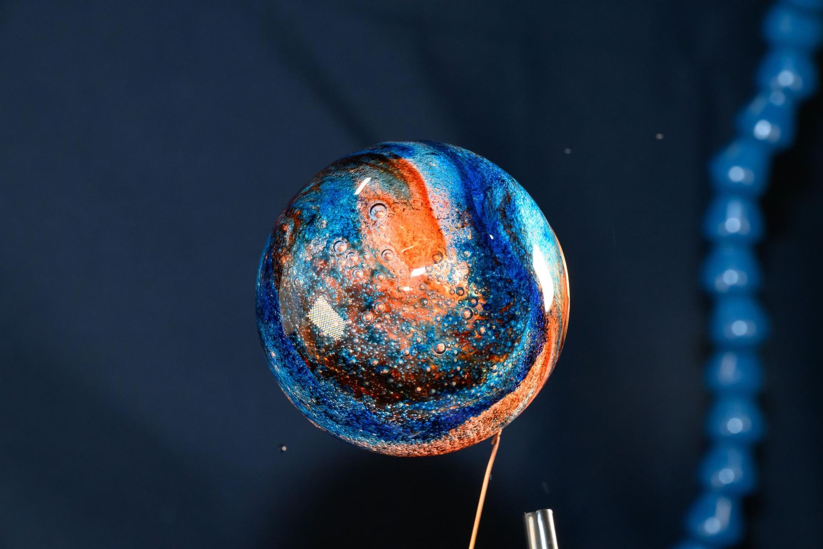 Esfera de água cheia de corante alimentício em microgravidade — Foto: NASA/Divulgação