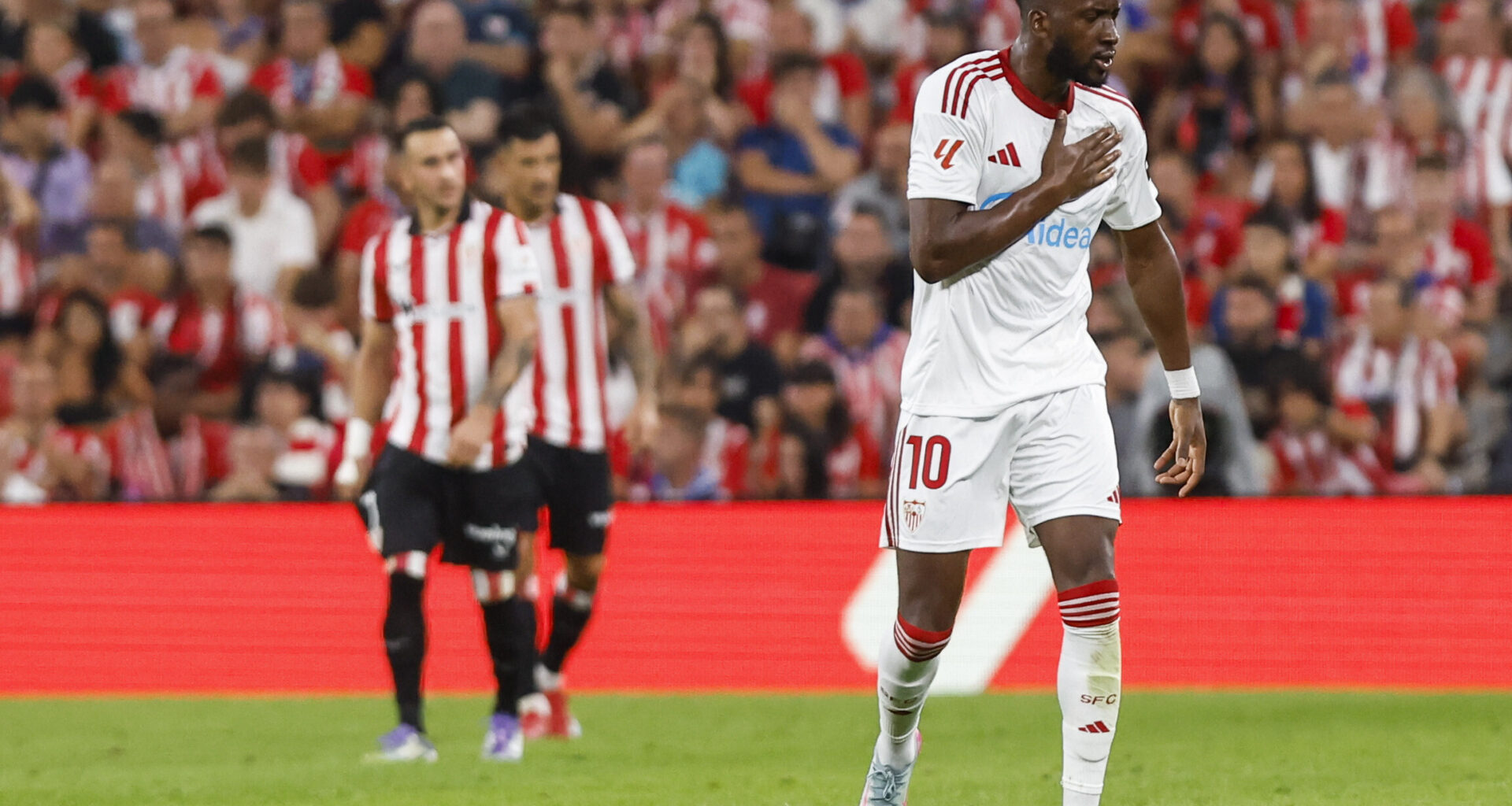 A imagem de Lukebakio rumo a Lisboa para assinar contrato pelo Benfica