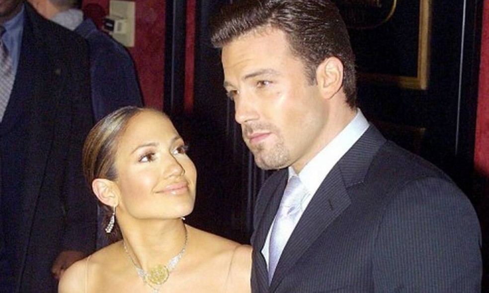 Jennifer Lopez e Ben Aflleck em 2002 — Foto: Doug Kanter / AFP