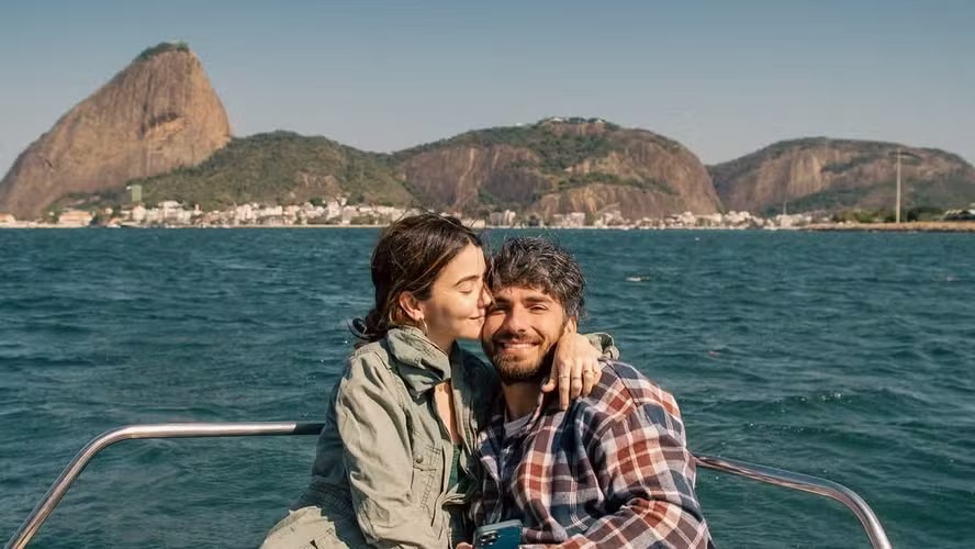 Hugo Moura compartilha passeio de barco com a namorada e a filha, Maria Flor
