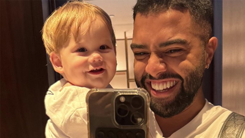 Padrinho do filho de Virginia dá presente personalizado para o bebê