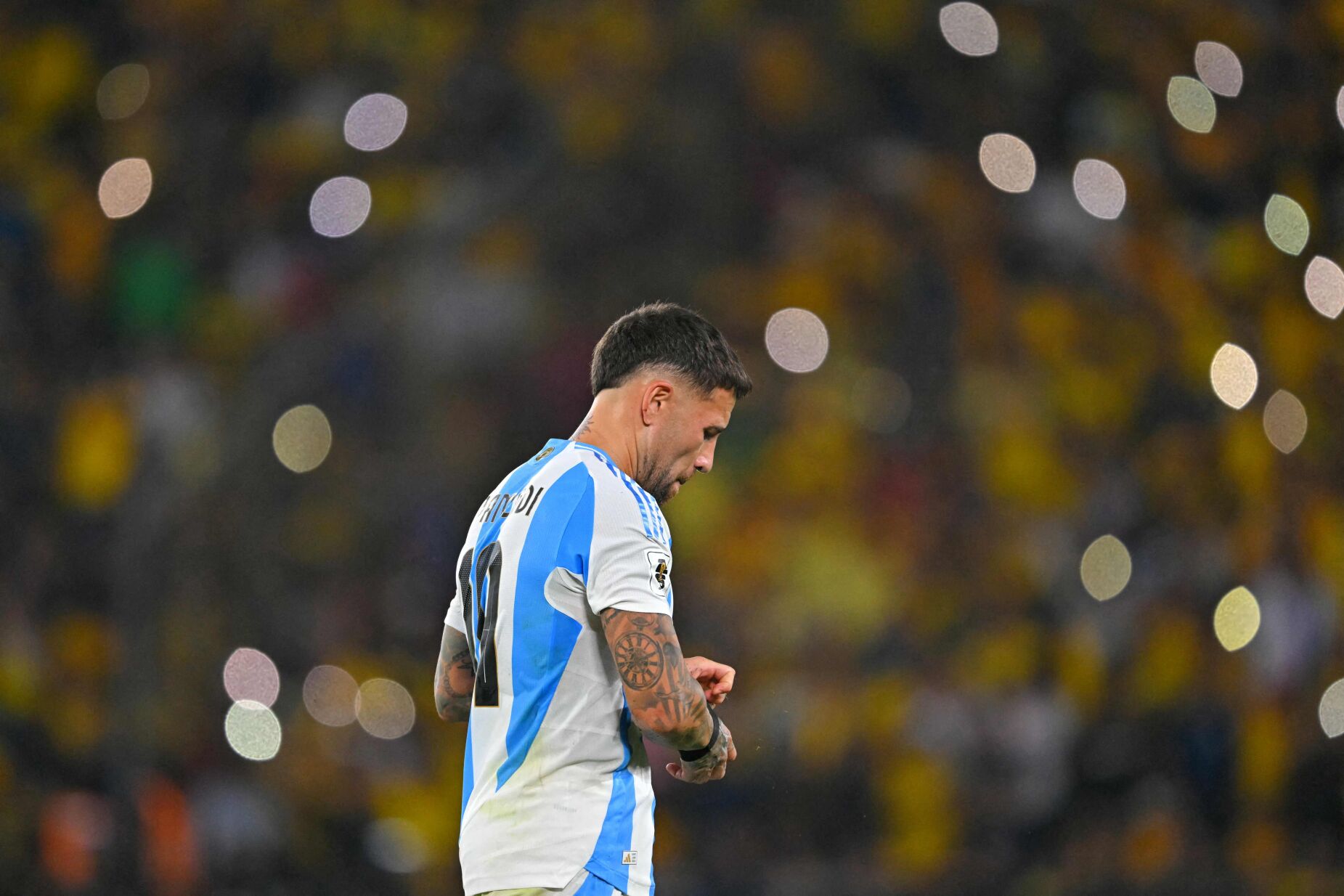 Expulso no Equador-Argentina, Otamendi deixa mensagem: "O meu último capítulo..."