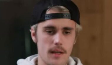 Justin Bieber encanta ao postar novas fotos com o filho Jack, de um ano de idade - Estrelando
