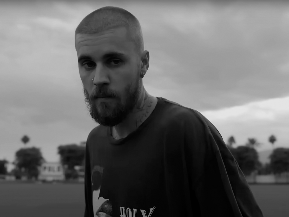 Justin Bieber lança clipe para "SPEED DEMON" e reforça: "vejo vocês em abril"