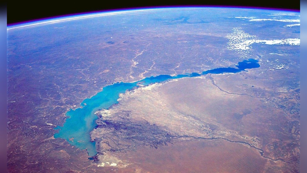 Imagem do Lago Balkhash para matéria sobre Nasa mostra brilho dourado do Lago Balkhash visto do espaço