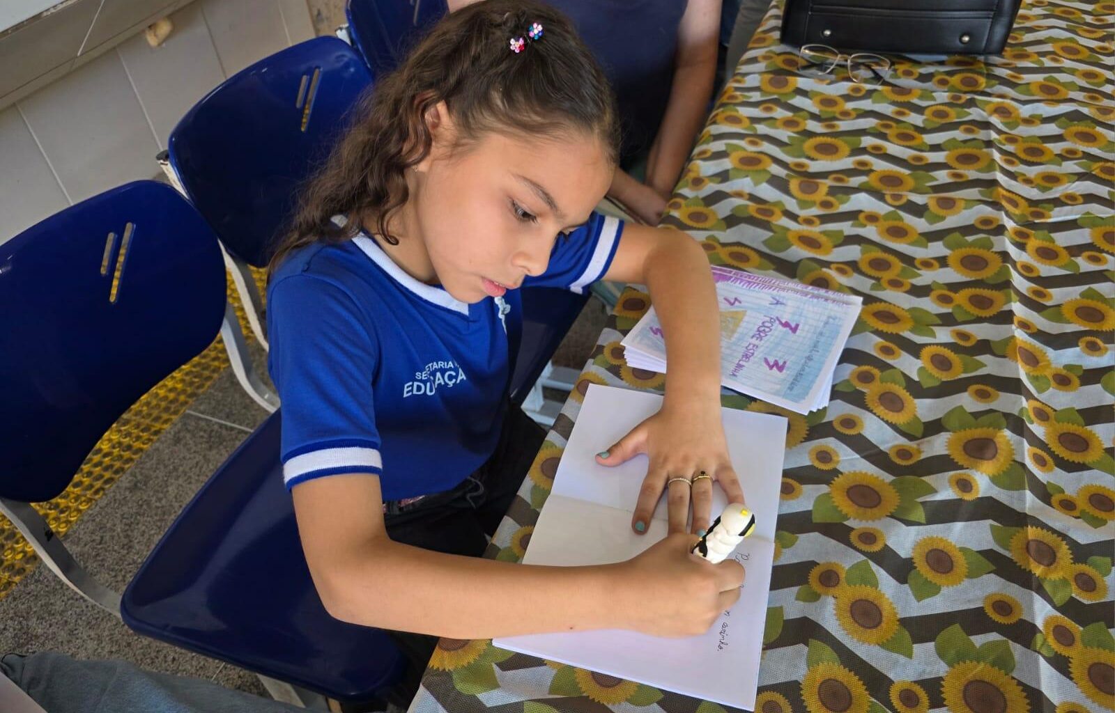 EMEF “TERESINHA VIEIRA DE CAMARGO BARROS” CELEBRA LANÇAMENTO DO LIVRO “A POBRE ESTRELINHA”, ESCRITO POR ALUNA DO 2º ANO