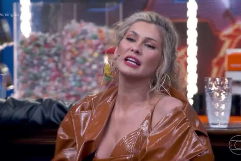 Lívia foi interrompida por Luciano Huck ao fazer menção à treta entre Allan Santos e Dado Dolabella, envolvendo Wanessa Camargo