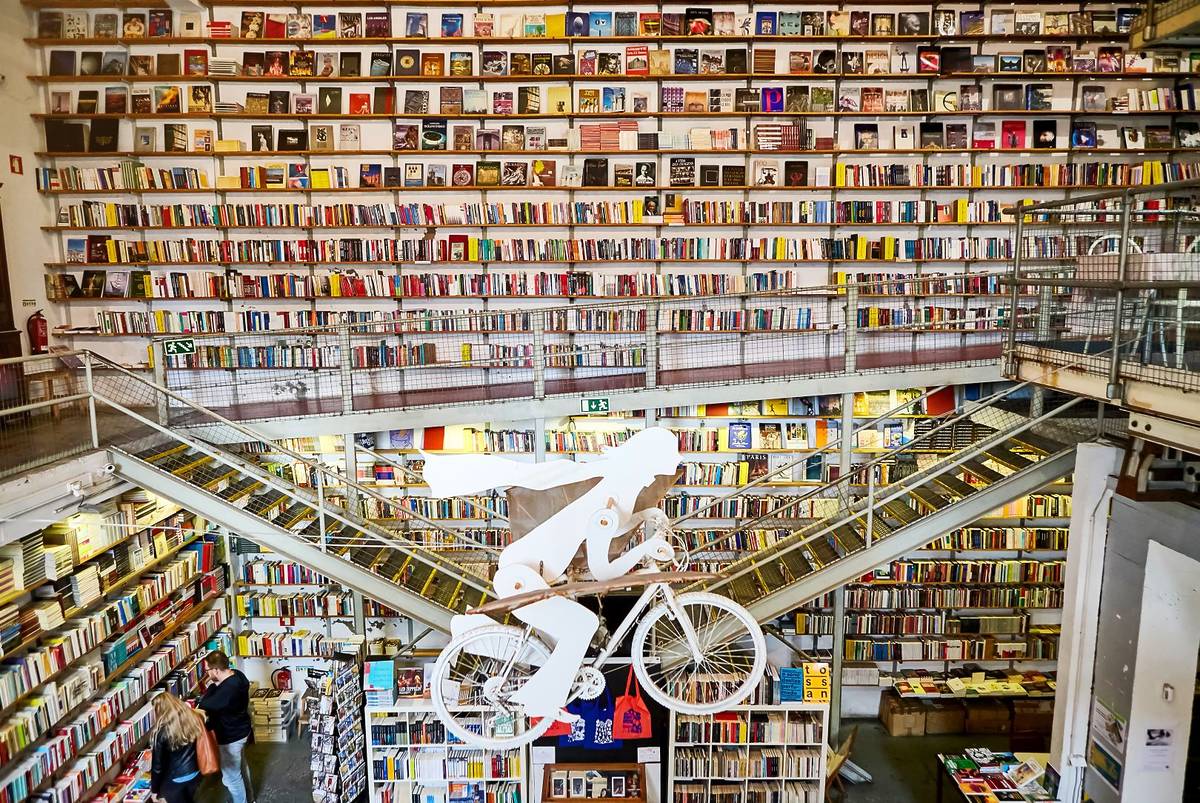 Uma das livrarias-café mais bonitas do mundo fica em Lisboa (e não somos nós quem diz)