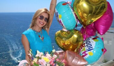 Lore Improta celebra aniversário com passeio de barco na Costa Amalfitana