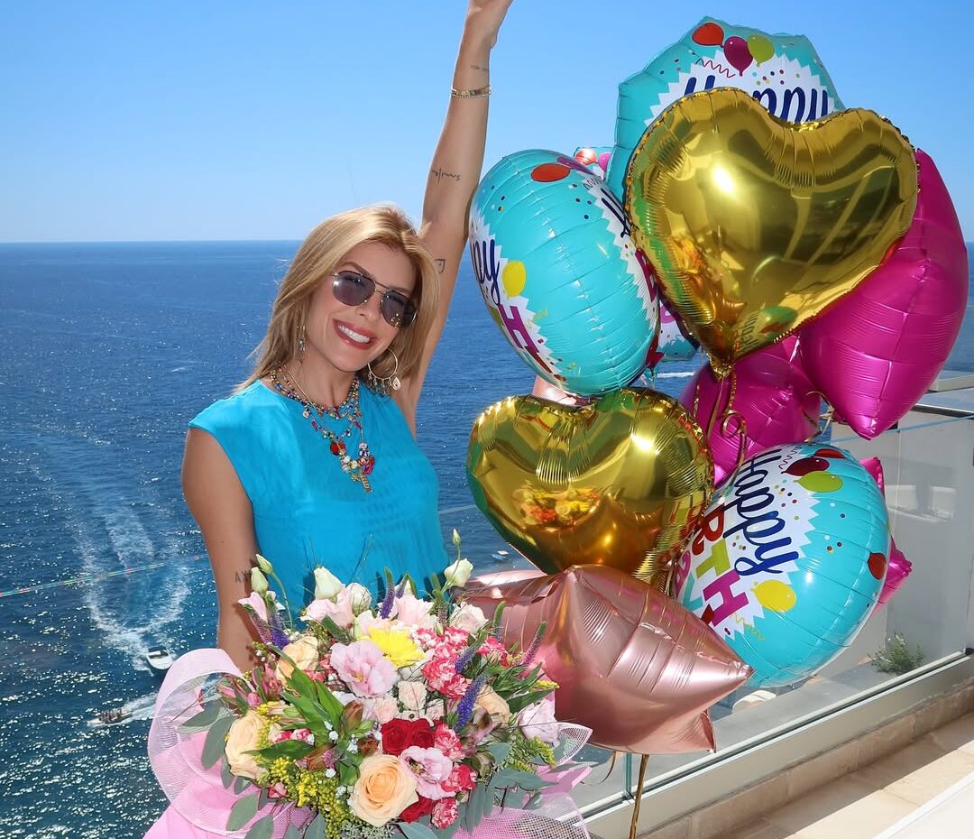 Lore Improta celebra aniversário com passeio de barco na Costa Amalfitana