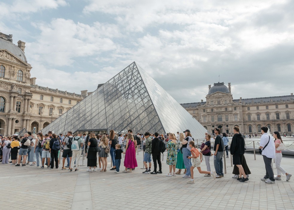 Visitantes do Louvre, em Paris, fazem fila para entrar no museu, em setembro de 2023 — Foto: Andrea Mantovani/The New York Times