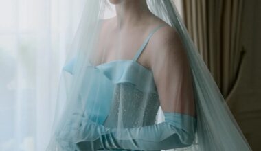 Chloë Grace Moretz se casa vestida de azul com a modelo Kate Harrison