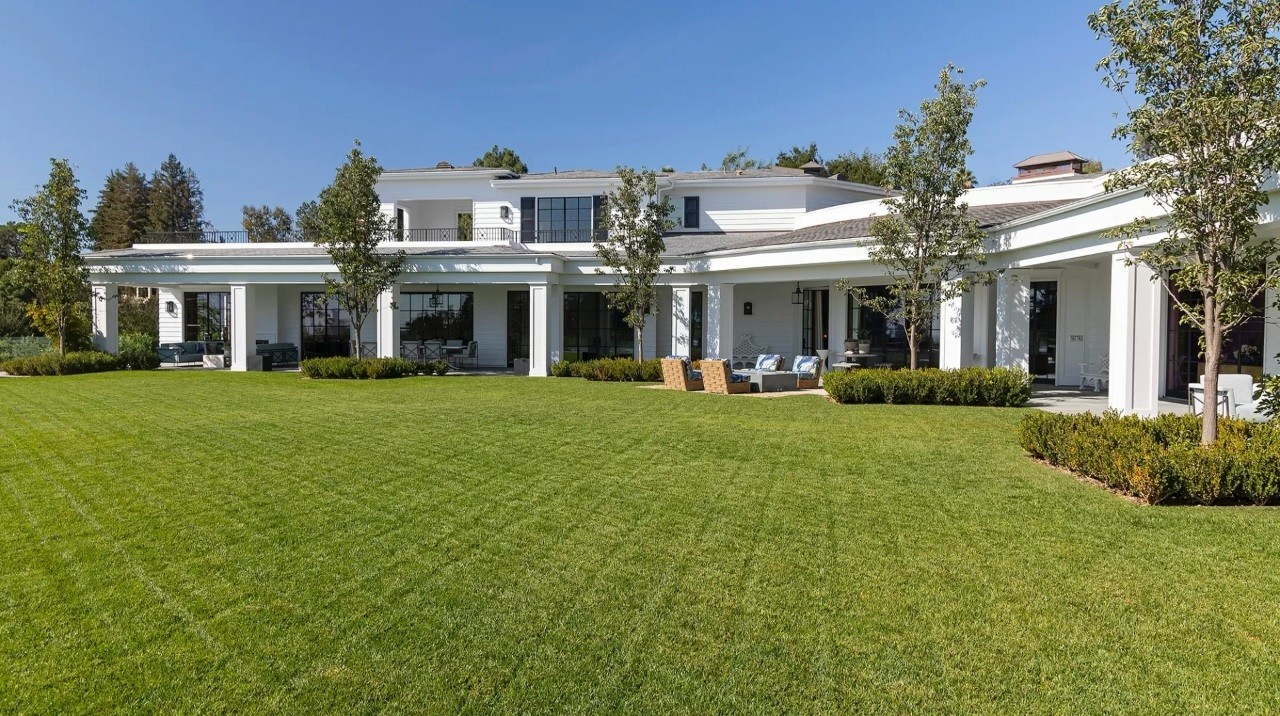 Quartos são voltados para gramado em área externa na casa de Jennifer Lopez e Ben Affleck — Foto: Divulgação