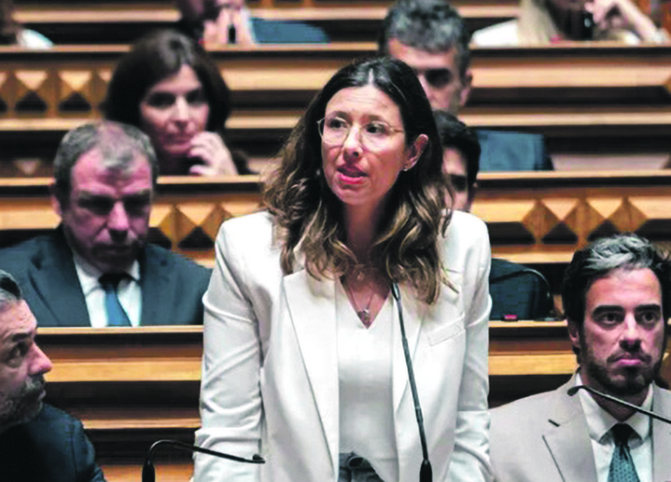 IL ataca resultados da administração pública, Montenegro recusa despedir funcionários
