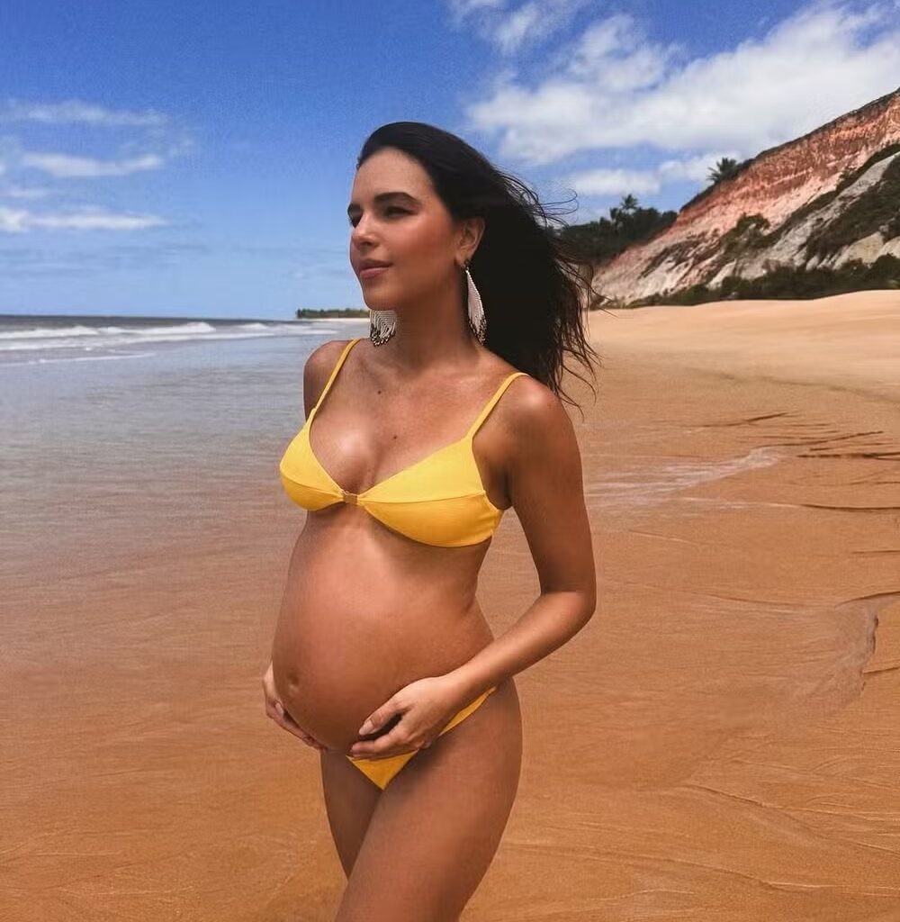 Grávida, Mariana Rios exibe barriga de seis meses em viagem com a família a Trancoso