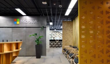 Microsoft encerra teletrabalho e impõe regresso ao escritório: "Trata-se de trabalhar juntos"