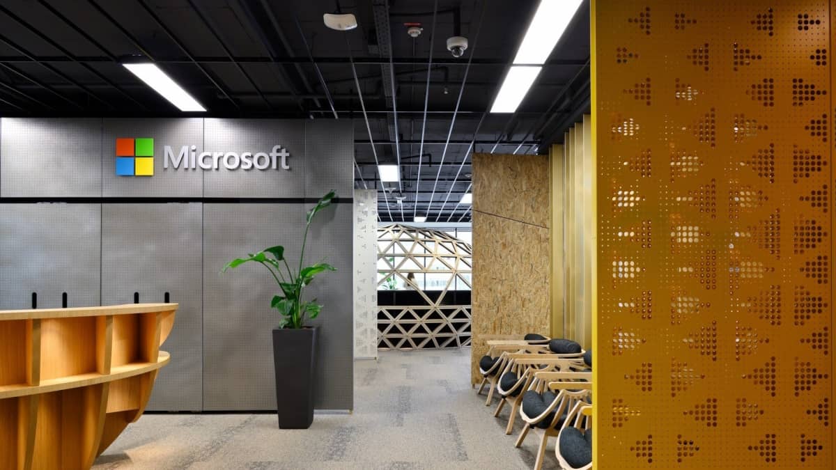 Microsoft encerra teletrabalho e impõe regresso ao escritório: "Trata-se de trabalhar juntos"