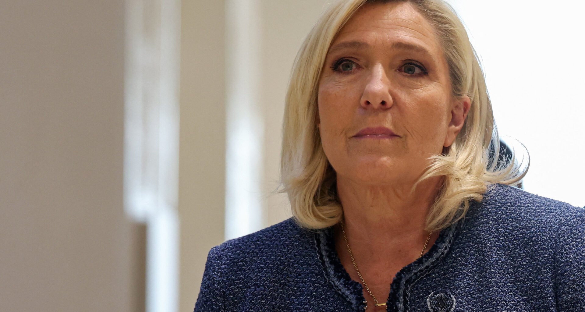 Le Pen quer eleições e avisa que pode censurar o novo primeiro-ministro