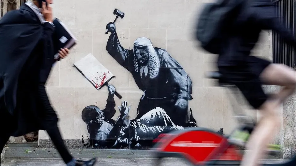 Londres. Juiz ataca manifestante em obra de Banksy no Palácio da Justiça